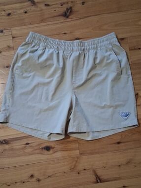 Columbia PFG Khaki Elastic-Waist Outdoor Shorts Size Large